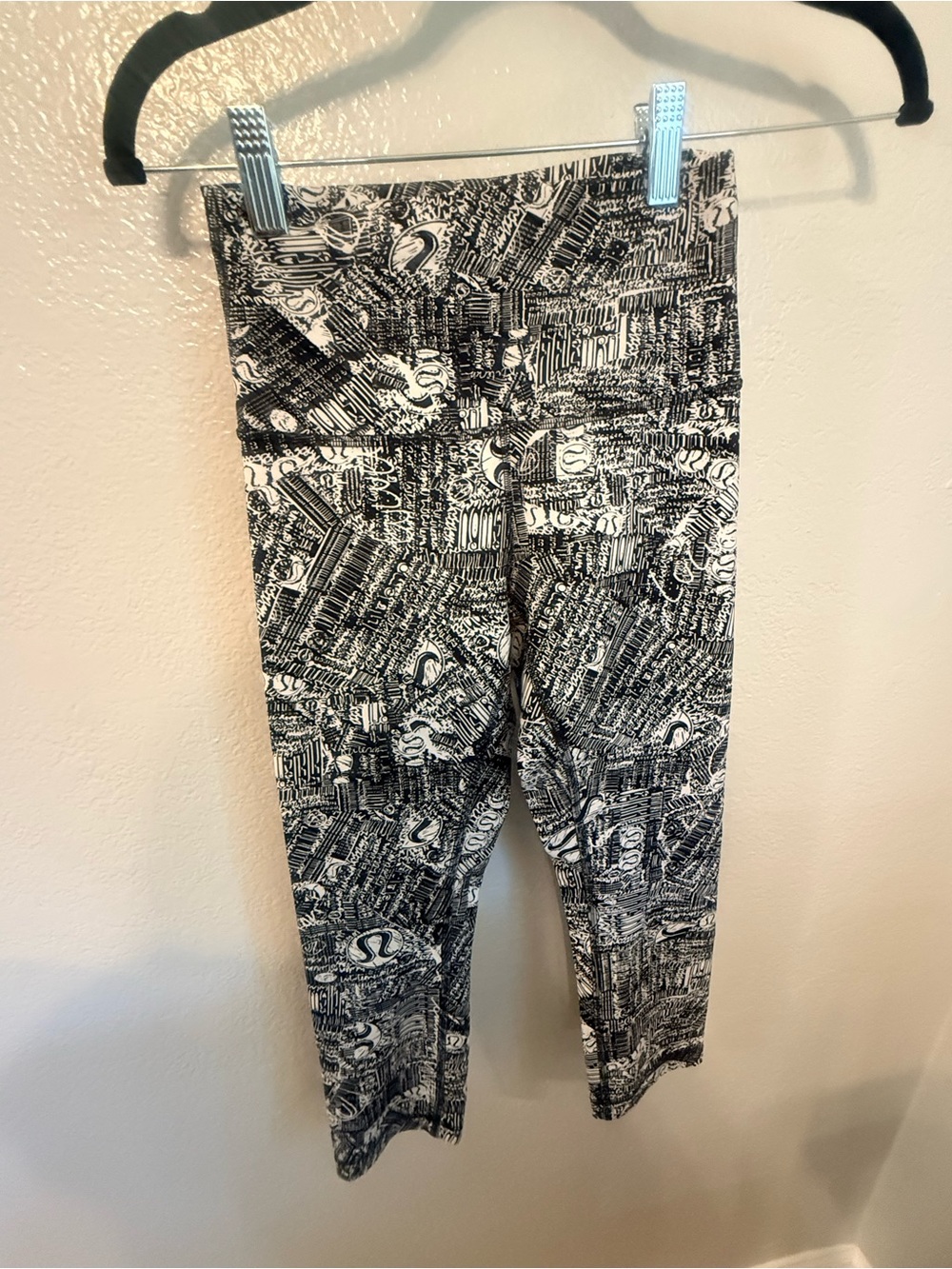 lululemon athletica woman Black & White Graphic Capri Leggings